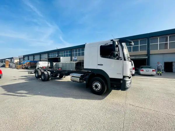 Mercedes-Benz Atego · additional axle installation